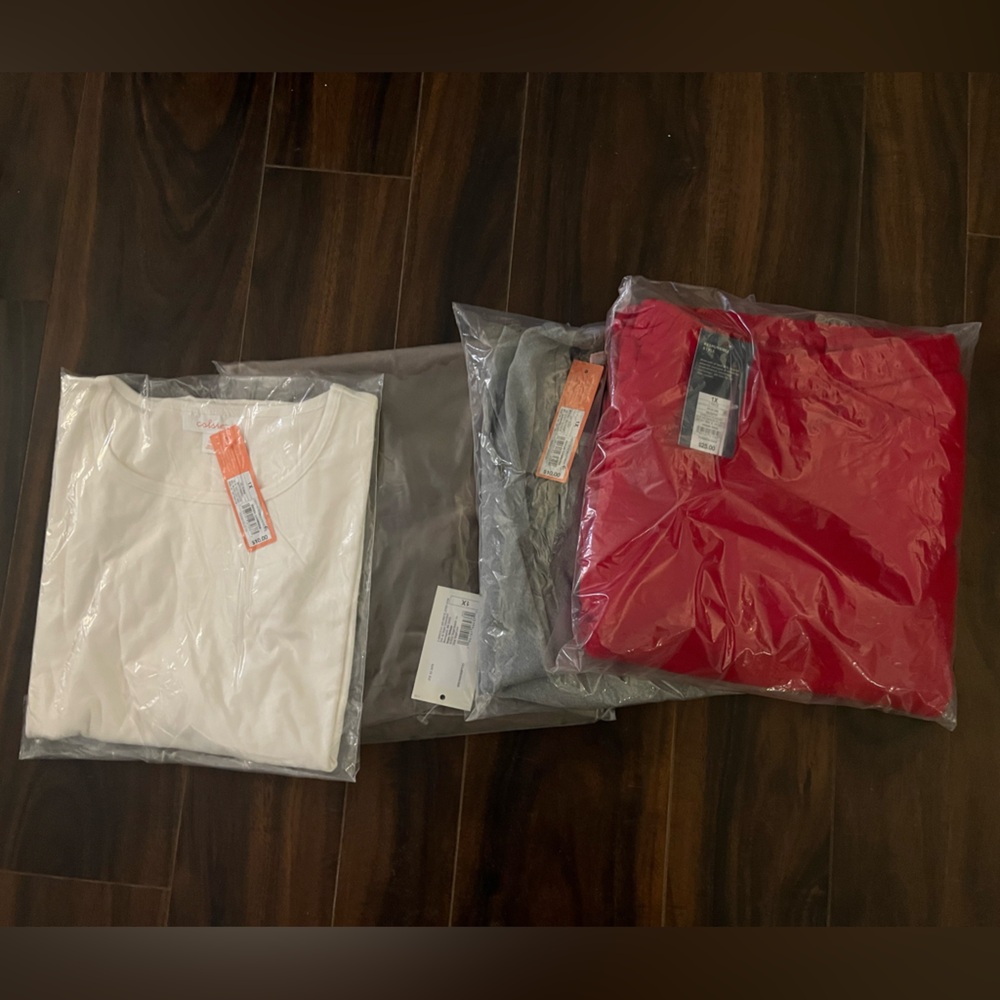 Women’s 1 x bundle. 2 shirts, 1 sweatpants, 1 dress/ tunic. 4 pieces